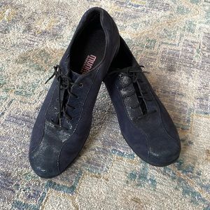 Munro women’s sneakers in blue suede size 8-1/2